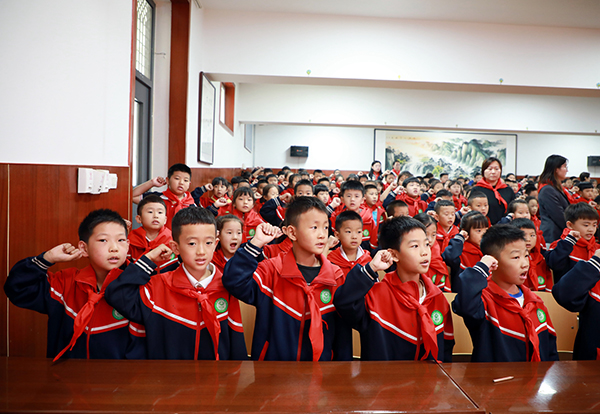 保定市满城区：拥抱新时代 童心永向党_fororder_满城小学二年级新入队队员面向队旗宣誓 摄影 李静