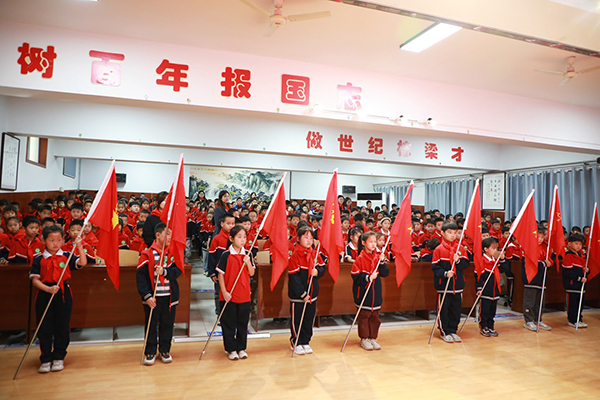 保定市满城区：拥抱新时代 童心永向党_fororder_满城区满城小学举行“争做新时代好少年”少先队新队员入队仪式 摄影 李静