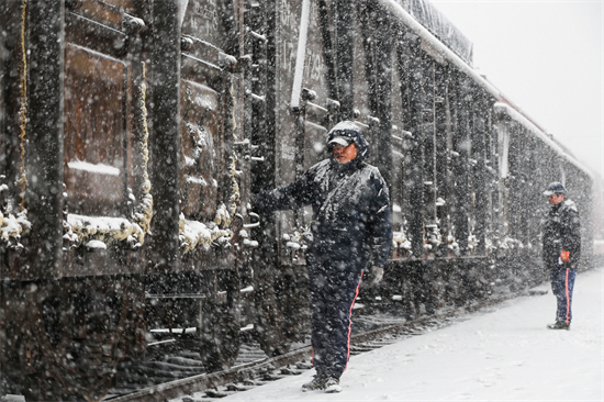 沈铁迎战今冬首场大风雨雪寒潮天气 保障铁路大动脉安全畅通_fororder_沈铁3