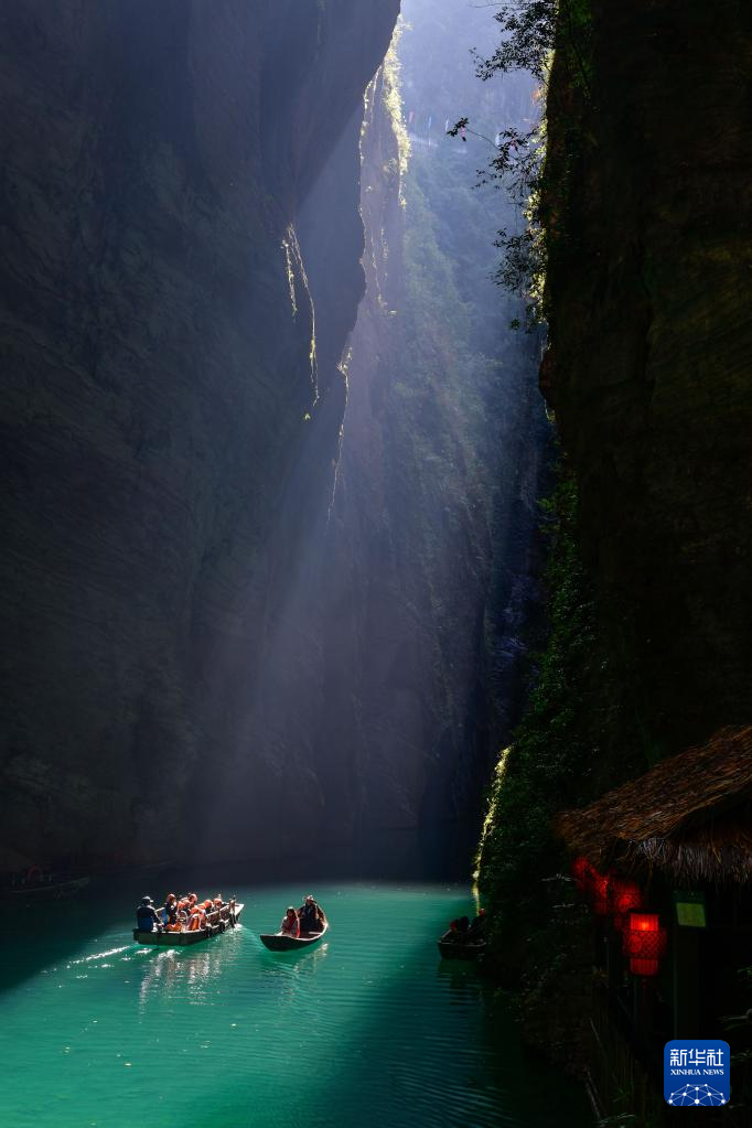 湖北鹤峰：屏山峡谷光影如画