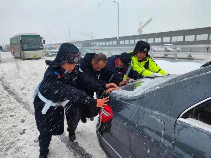 保畅通、保民生 黑龙江省全力应对暴雪天气