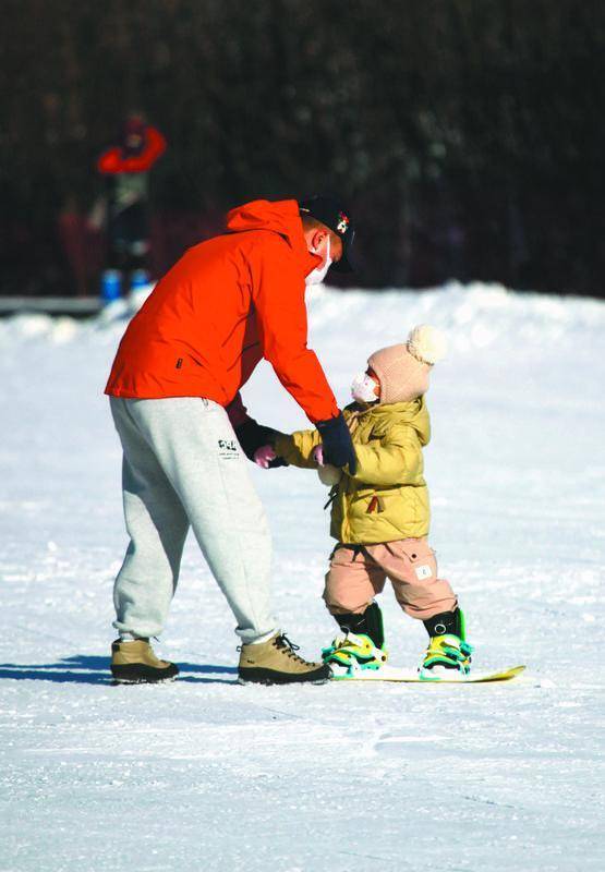 辽宁：滑雪季“开板”“冰雪热”再燃