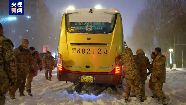 七台河 | 大客车打滑被困雪地 子弟兵合力救援后转身离去