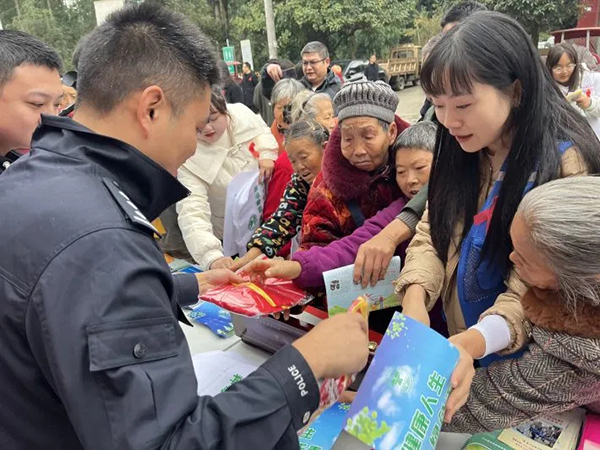 眉山青神公安开展禁毒防艾宣传活动_fororder_民警向群众宣传禁毒防艾知识-供图-青神县公安局