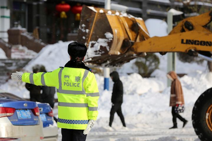 鸡西市：顶风冒雪保畅通 全力以赴战暴雪