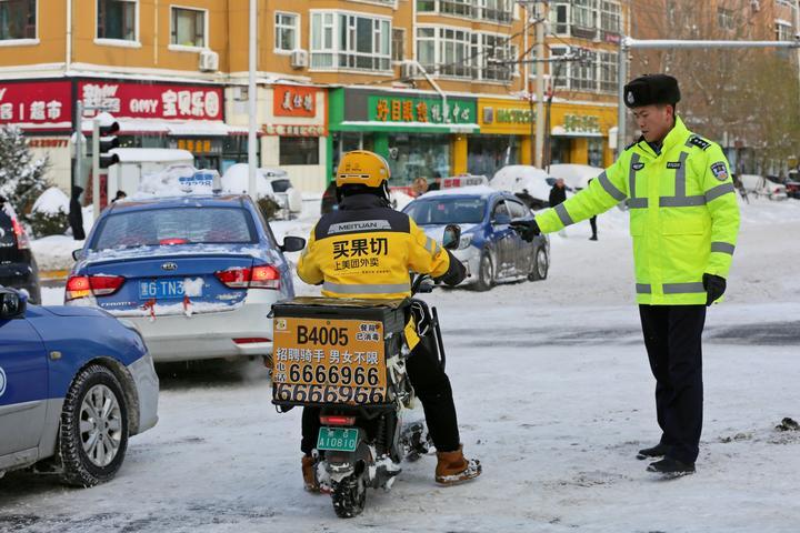 鸡西市：顶风冒雪保畅通 全力以赴战暴雪