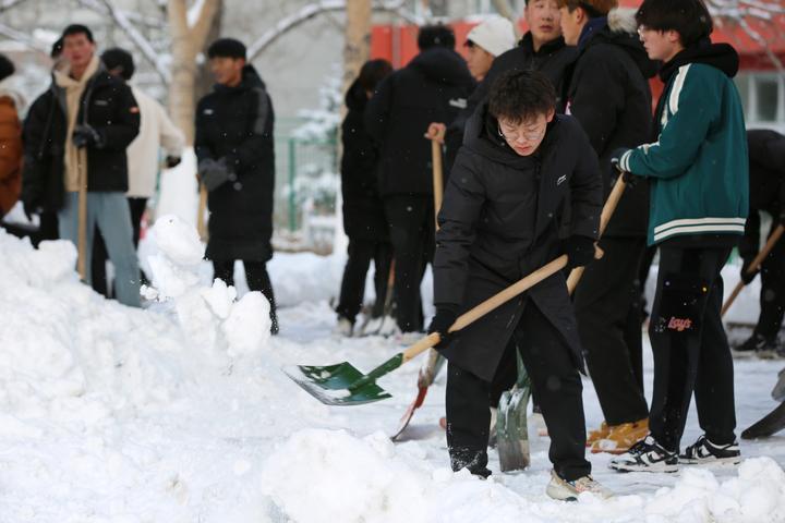 鸡西市：顶风冒雪保畅通 全力以赴战暴雪