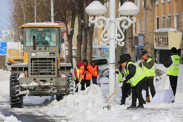 鸡西市：顶风冒雪保畅通 全力以赴战暴雪