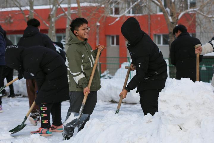 鸡西市：顶风冒雪保畅通 全力以赴战暴雪