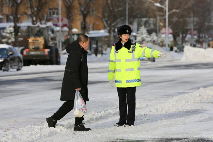 鸡西市：顶风冒雪保畅通 全力以赴战暴雪