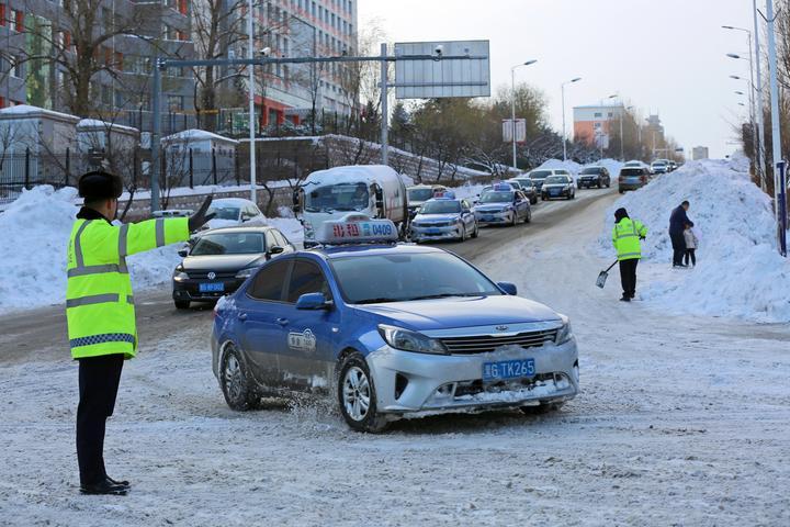 鸡西市：顶风冒雪保畅通 全力以赴战暴雪