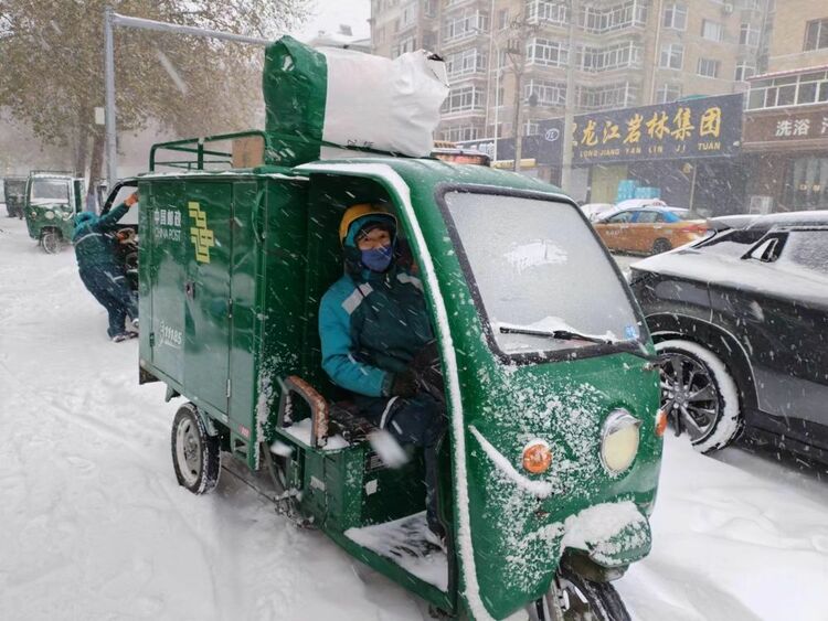 暴雪+“双11”冰火两重天 邮政小哥顶住了！