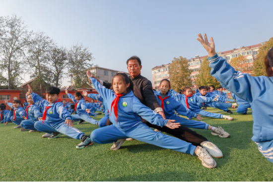 河北肥乡：非遗武术进校园 弘扬传统强体魄_fororder_河北肥乡：非遗武术进校园 弘扬传统强体魄381