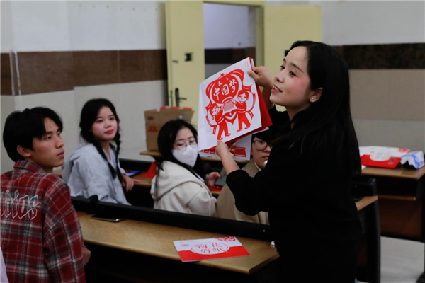 “手”份立冬祝福展现中国浪漫 武汉商学院开展手作活动_fororder_图片2