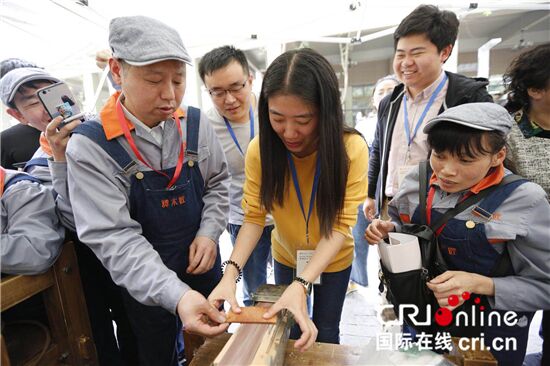 （供稿 公益列表 三吴大地南京 移动版）“匠心谭木匠 温暖南艺行”公益文化之旅启动