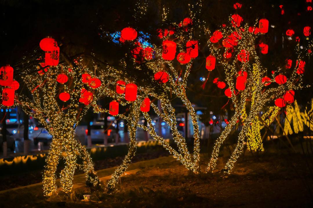 节日彩灯，点亮沈城