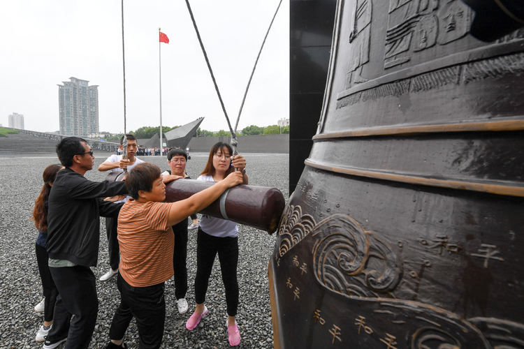 在缅怀哀思中凝聚奋进之力——写在第十个国家公祭日到来之际_fororder_20231213_090604_002