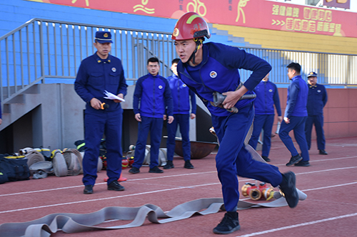 河北清苑：消防安全进校园 防患未“燃”记心间_fororder_消防员为同学们演示一人两盘水带连接操。 赵琪摄.JPG