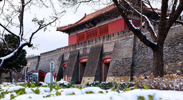 山东泰安：红墙白雪 步步皆景 雪后岱庙尽显别样美