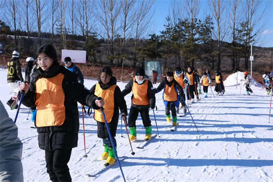 2023年延边州安图县中小学“悦动吉林 粉雪欢乐季”专题研学体育课正式开课_fororder_安图1