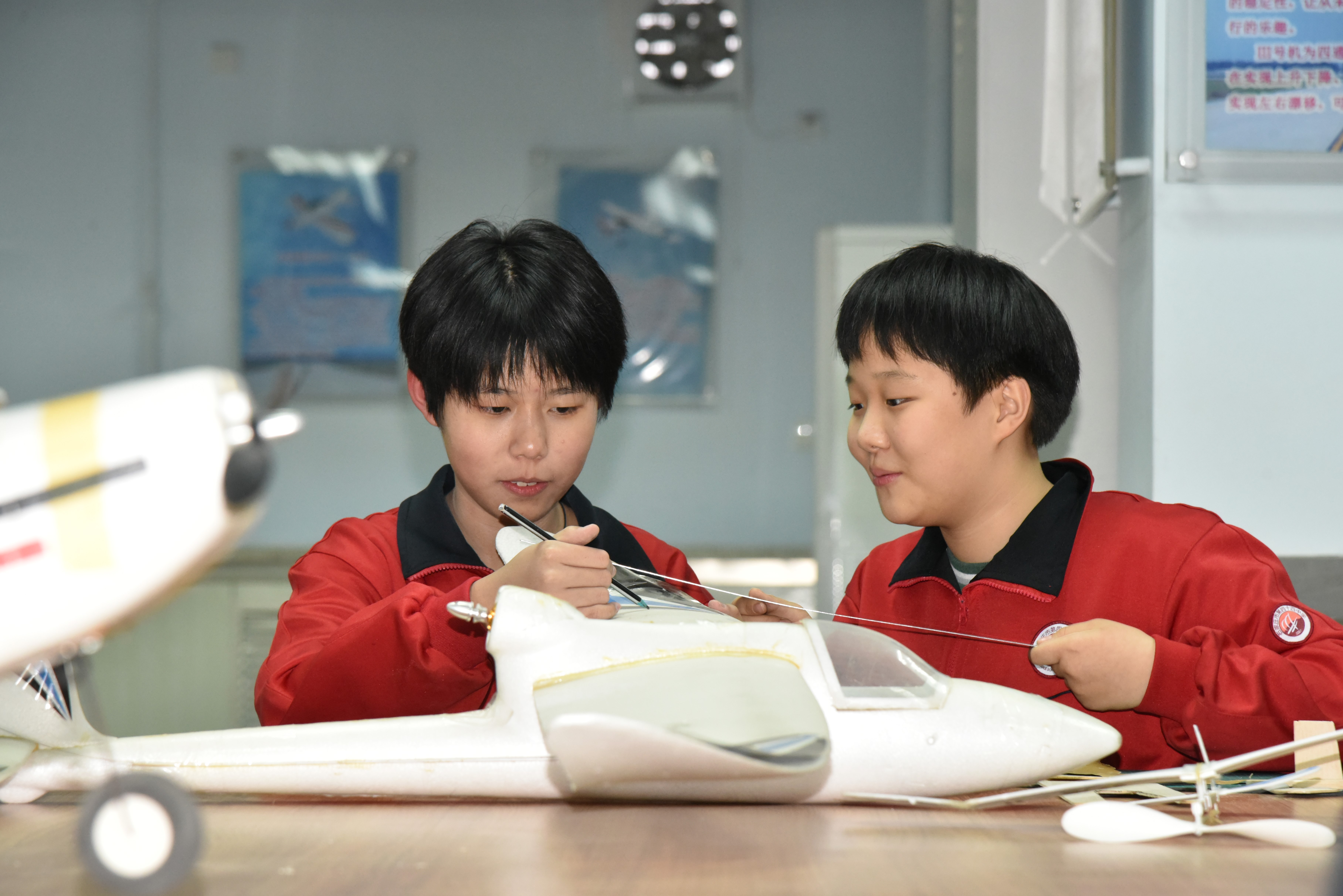 石家庄裕华区：中小学生“沉浸式”体验科技魅力_fororder_学生们动手制作飞机模型.JPG