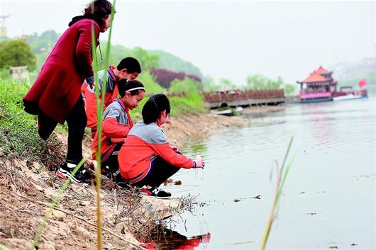 【民生教育图片】【宜昌】【主页标题】宜昌将生态教育纳入地方课程【内容页标题】培育“生态小公民”提升市民生态文明素养 宜昌将生态教育纳入地方课程