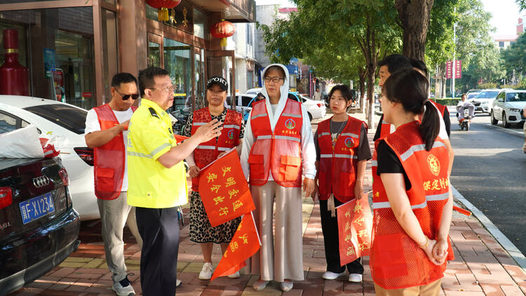 河北唐县：文明交通落细落小 平安之路行稳致远_fororder_8月23日，唐县交警大队工作人员为志愿者进行岗前培训，现场讲解路口交通规则（李斌华 摄）.JPG