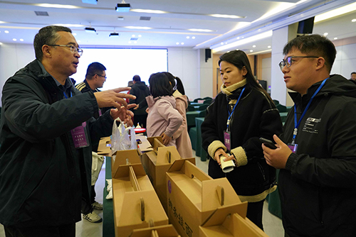 图片默认标题_fororder_保定市选派农业科技特派员和大学生农业职业经理人代表了解”李庄农礼“。 摄影 王磊