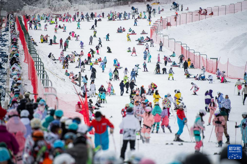 湖北神农架：“华中屋脊”开板迎雪季