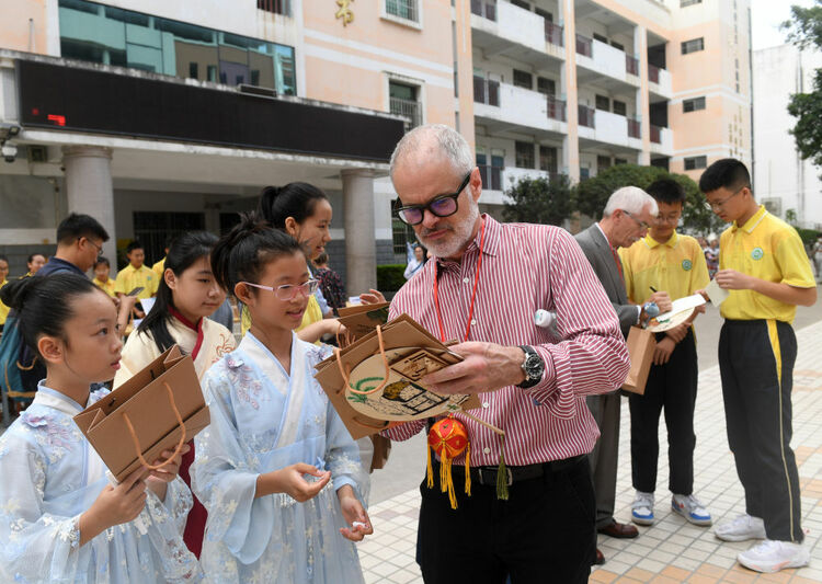 为动荡变革的世界注入确定性、提升稳定性——中美元首旧金山会晤引发国际社会热烈反响