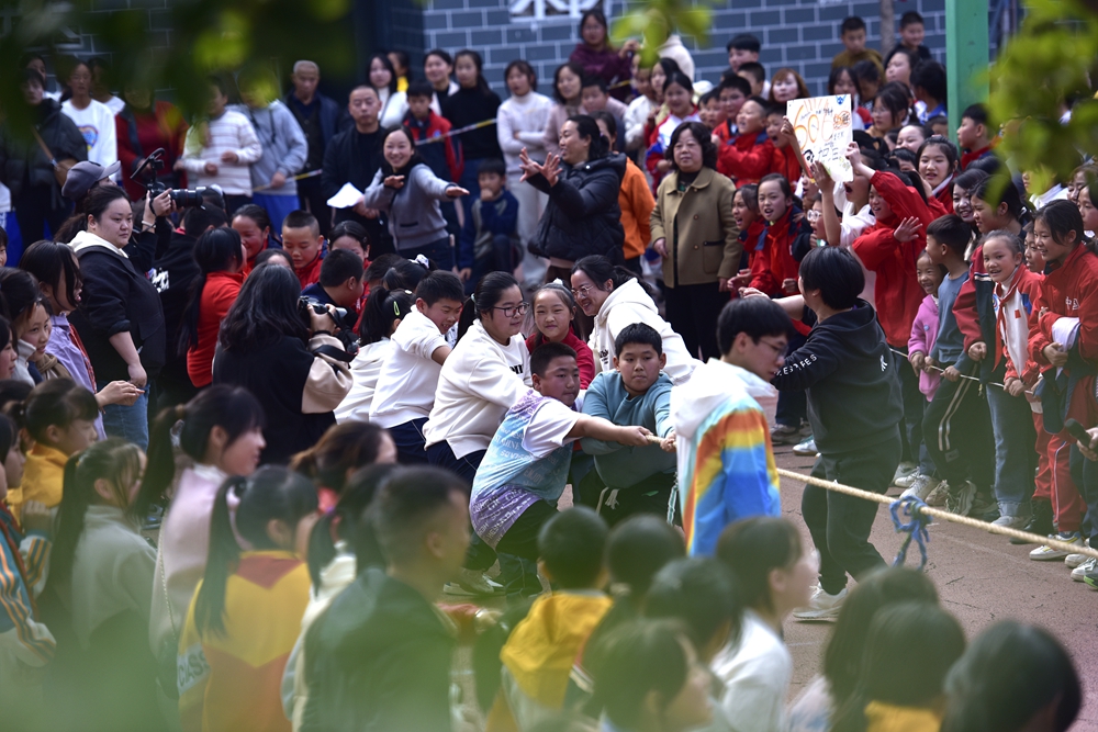 贵州镇远：各中小学校运会如火如荼_fororder_2023年11月17日，镇远县城关三小校运会拔河比赛现场。（江春健   摄）.JPG