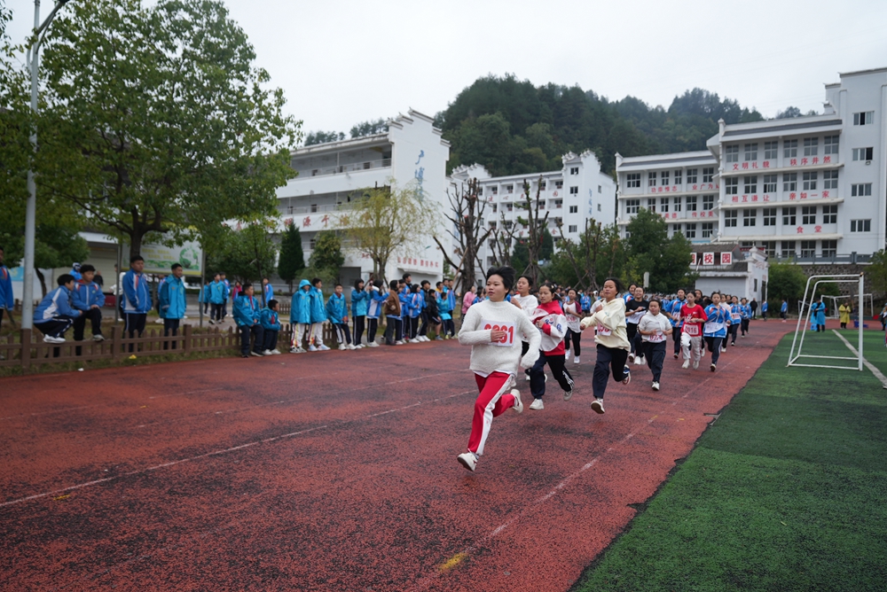 贵州镇远：各中小学校运会如火如荼_fororder_2023年11月16日，镇远县第三中学校运会赛跑现场。 （龙世才   摄）.JPG