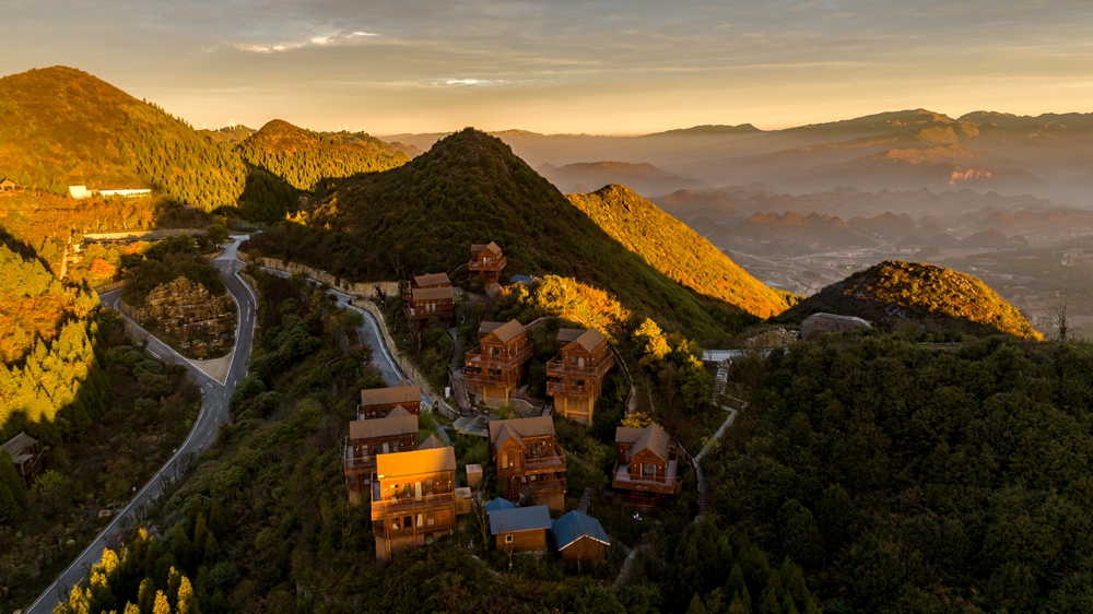 贵州钟山：梅花山朝霞满天 美如画卷_fororder_11月17日，梅花山旅游景区梅花坪风光，右上角远处为贵州之巅-韭菜坪。郭君海