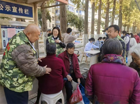 泰州海陵城中街道退役军人志愿服务队秋季送温暖_fororder_图片1