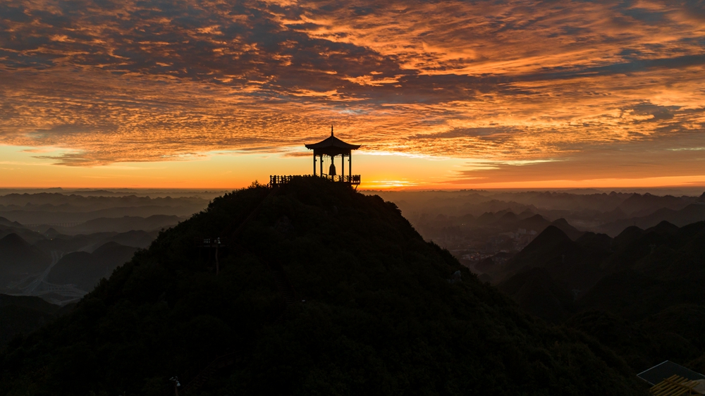 贵州钟山：梅花山朝霞满天 美如画卷_fororder_11月17日，梅花山旅游景区梅花坪梅花钟亭朝霞。郭君海