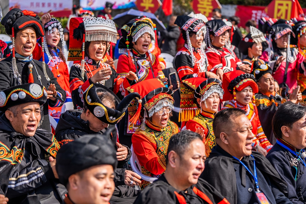 贵州毕节：乡邻一家亲 共庆彝族年_fororder_2023年11月19日，村民们在贵州省毕节市百里杜鹃管理区普底乡迎丰村观看彝族年现场表演活动。