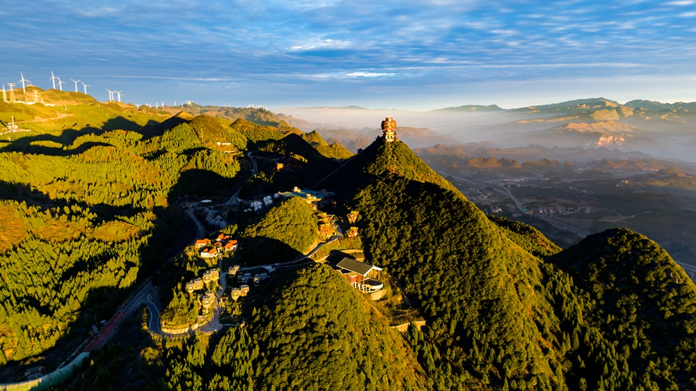 贵州钟山：梅花山朝霞满天 美如画卷_fororder_11月17日，梅花山旅游景区梅花坪风光，右上角远处为贵州之巅-韭菜坪。2郭君海