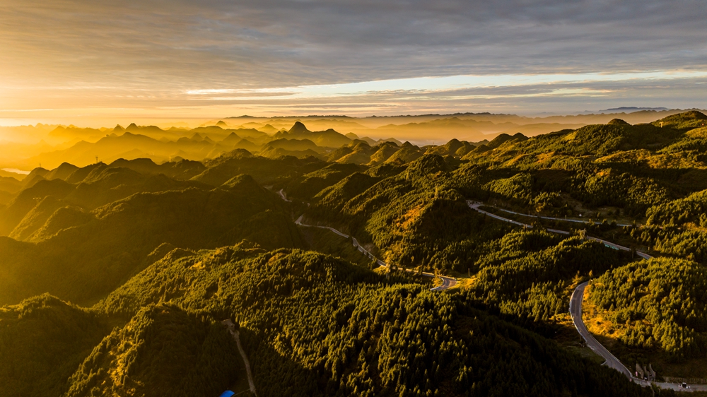 贵州钟山：梅花山朝霞满天 美如画卷_fororder_11月17日，梅花山旅游景区，霞光普照，峰丛尽染。郭君海