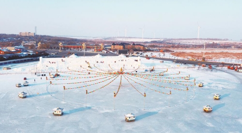 游客们在长春冰雪新天地体验冰雪娱乐项目_fororder_1