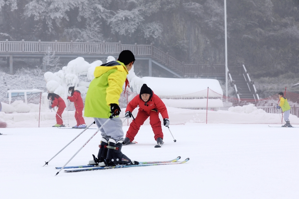 贵州六盘水：梅花山国际滑雪场试营业 迎来首批滑雪者_fororder_微信图片_20231223135239