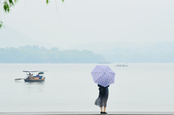 雨水相伴 西湖更多了一抹诗意