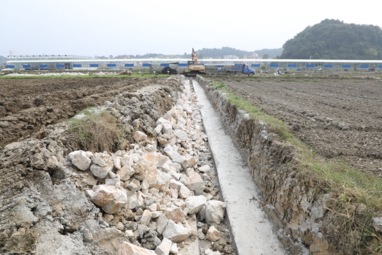 贵州长顺：以学促干 全力推进高标准农田建设_fororder_输水渠现场.JPG