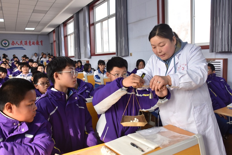 河北清苑：中医药文化“种”进童心_fororder_同学们在中医医师的指导下用戥秤称药。 赵琪摄.JPG