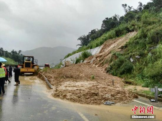 台风“鲇鱼”携风裹雨引发山洪 致福建德化1人死亡