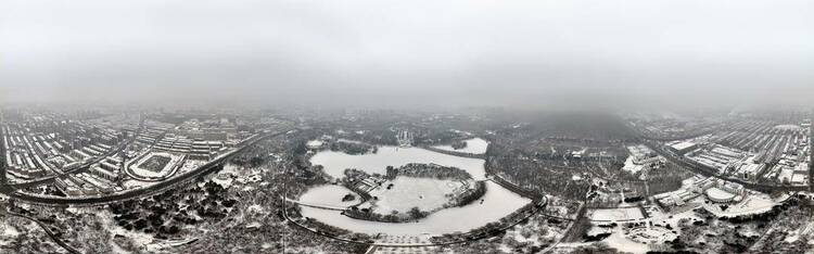 沈阳：雪后昭陵如画，冬泳健儿畅游