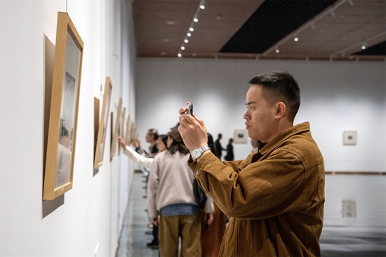 “从延安精神到新中国情怀”纪念第一个五年计划70周年版画巡展在贵州遵义开展_fororder_观展2