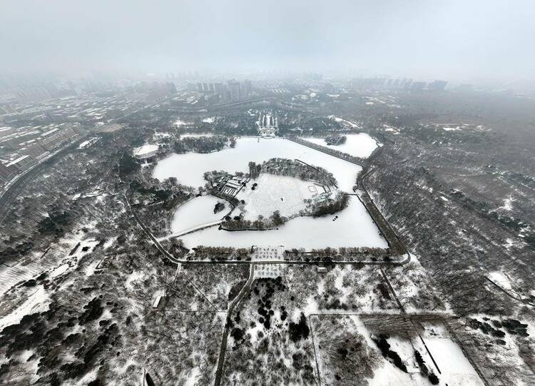 沈阳：雪后昭陵如画，冬泳健儿畅游