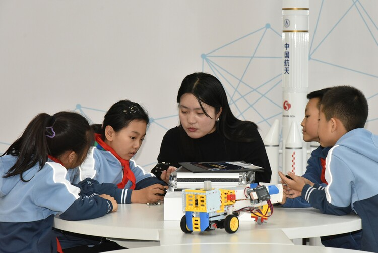 Shijiazhuang Yuhua: Primary and Secondary Students Immerse Themselves in Charms of Science and Technology_fororder_图片27