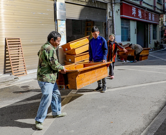 贵州天柱：电火箱微改造  消防安全有保障_fororder_村民刘锦福（前）将改装好的电火箱抬回家.JPG