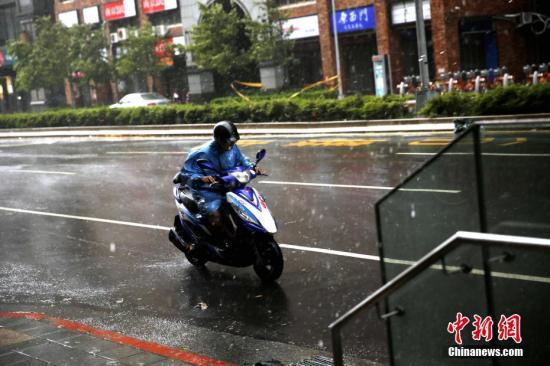 台媒：台风假大转弯 “看报治台”变”网友治台”